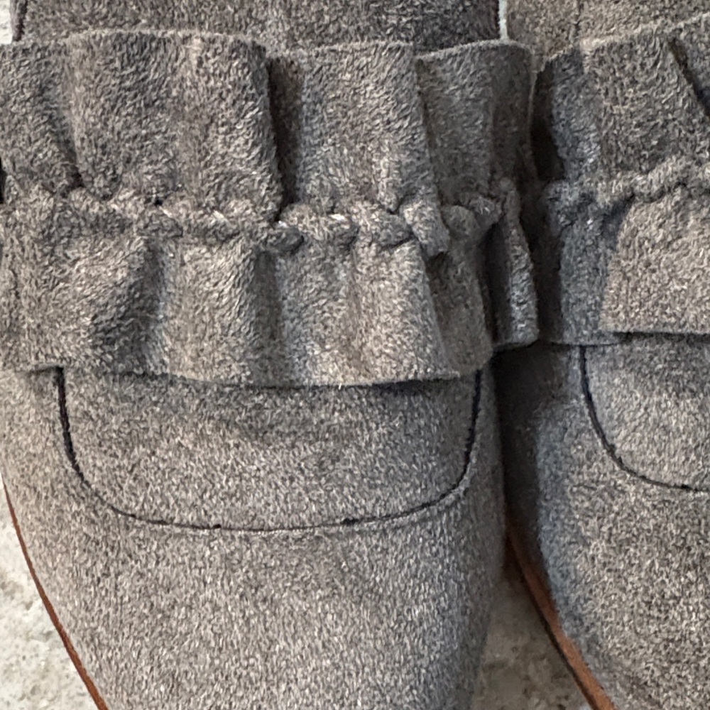 Elegant Gray Ruffle Mules - Picture 2 of 4